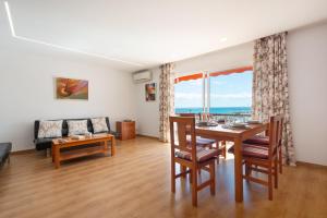阿爾庫迪亞的住宿－Apartment Antonia - Alcúdia，客厅配有桌椅和沙发