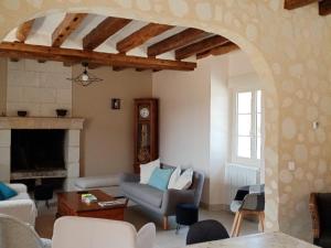 Posezení v ubytování Maison de campagne familiale avec jardin et cheminée proche de loisirs et châteaux - FR-1-491-432