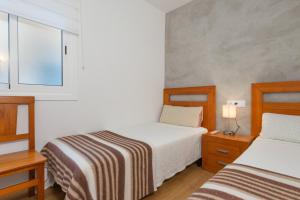 阿爾庫迪亞的住宿－Apartment Antonia - Alcúdia，一间卧室设有两张床和窗户。