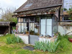 an old house with a bunch of windows at Gîte de charme en Sologne avec grand confort, 3 chambres, cheminée, jardin et promenades en forêt - FR-1-491-438 in Theillay