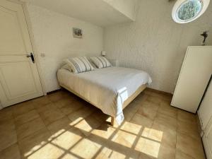 ラ・クロワ・ヴァルメにあるAppartement La Croix-Valmer, 3 pièces, 4 personnes - FR-1-726-47の窓付きの部屋にベッド付きのベッドルーム1室があります。