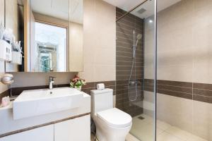 een badkamer met een toilet, een wastafel en een douche bij Kandy in Rivergate Luxury Apartment - near Ben Thanh market in Ho Chi Minh-stad