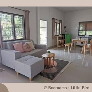 sala de estar con sofá y mesa en Betong House in the Garden en Betong
