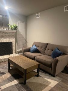 ein Wohnzimmer mit einem Sofa und einem Couchtisch in der Unterkunft Apartment in Dallas