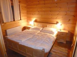 Cette chambre en bois comprend un grand lit. dans l'établissement Holiday apartment Kleinlehenhof, à Naturno