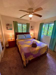 Tempat tidur dalam kamar di Big Island Getaway