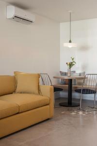 - un salon avec un canapé jaune et une table dans l'établissement Best Bet Motor Lodge, à Reno