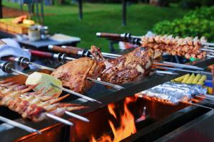 einen Grill mit Fleisch und anderen Lebensmitteln darauf in der Unterkunft Wyndham Sanya Bay in Sanya