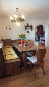jadalnia z dużym drewnianym stołem i krzesłami w obiekcie Casa Makatea - b44831 w mieście Brione sopra Minusio