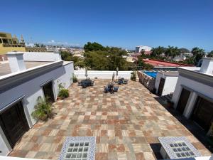 una vista aérea de un patio en la parte superior de un edificio en Hotel Tierra Marina Centro Historico en Mazatlán