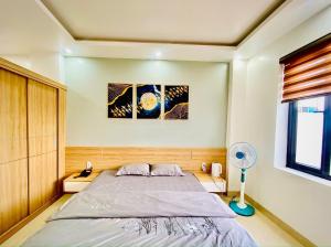 um quarto com uma cama grande e uma janela em PHƯƠNG DONG HOTEL em Ðông Khê