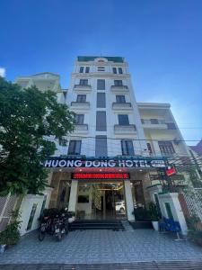 un grande edificio bianco con un hotel hong dong di PHƯƠNG DONG HOTEL a Ðông Khê