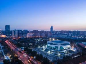 西安西安经开voco酒店的夜晚的城市天际线与建筑物