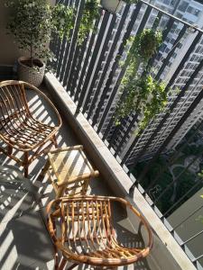 2 bancs installés au-dessus d'un balcon dans l'établissement 2BR Vinhomes Apartment! A sun-drenched apartment, à Hanoï