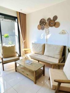 ein Wohnzimmer mit einem Sofa und einem Couchtisch in der Unterkunft 2BR Vinhomes Apartment! A sun-drenched apartment in Hanoi