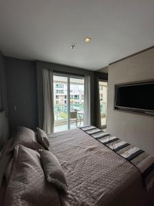 1 dormitorio con 1 cama grande y ventana grande en Alugueasy - Brisas do Lago, en Brasilia