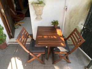 een houten tafel en 2 stoelen op een patio bij ChillOut in Cheung Chau in Hong Kong