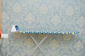 Una habitación con un colchón en una pared con papel pintado. en Air BnB Holiday Rooms, en Nairobi 3 fotos más