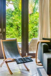 una silla sentada en una habitación con ventana en Large, serviced villa in Berawa, Virginia Villa, en Canggu