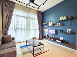 プトラジャヤにあるApartment Near IOI Resort City Shopping Mall Serdang Putrajayaのリビングルーム(ソファ、テーブル付)