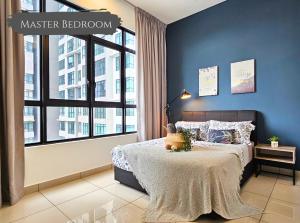 um quarto com uma cama e uma grande janela em Apartment Near IOI Resort City Shopping Mall Serdang Putrajaya em Putrajaya