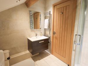 ein Badezimmer mit Waschbecken, Toilette und Spiegel in der Unterkunft Oak Cottage in Ulverston + 49 Fotos