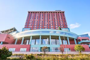 小樽的住宿－小樽君樂酒店，红色的大红色建筑