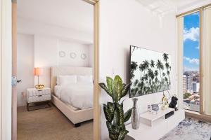 um quarto com uma cama e um espelho grande em Beautiful 2 BR Sky View Apartment em Los Angeles