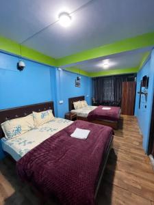 Postel nebo postele na pokoji v ubytování ZORBA HOMESTAY DARJEELING