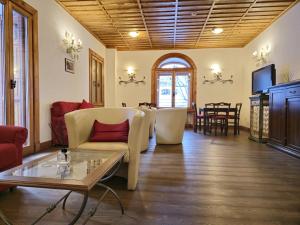 un soggiorno con divano e tavolo di Grand Hotel Ceresole Reala KingApartment ideal for Nordic sport a Ceresole Reale