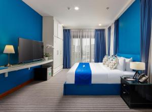 Postel nebo postele na pokoji v ubytování Jaya Suites Hotel
