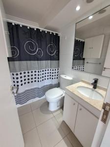 Koupelna v ubytování Nautilus, Departamento Hermosa Ubicacion Frente al Mar Piso 30