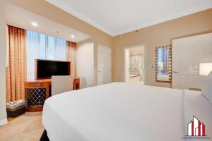 MGM Signature-29-821 1Br2Ba F1 Strip View Balconyにあるテレビまたはエンターテインメントセンター