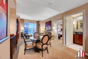 ラスベガスにあるMGM Signature-29-821 1Br2Ba F1 Strip View Balconyのテーブルと椅子のあるダイニングルームとリビングルーム