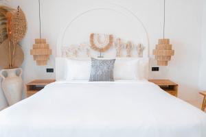 Bohemian Jogja Villas with Private Pool客房内的一张或多张床位