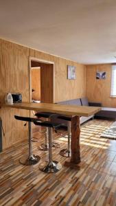 - une grande table en bois dans une chambre avec un lit dans l'établissement Cabaña Mirador del Valle, à Melipeuco