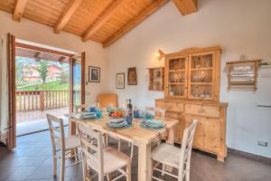 - une salle à manger avec une table et des chaises en bois dans l'établissement Casa Tra Borgo e Lago, à Tenno