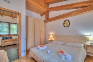 1 dormitorio con 1 cama con 2 toallas en Casa Tra Borgo e Lago, en Tenno