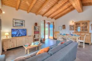 sala de estar con sofá azul y mesa en Casa Tra Borgo e Lago, en Tenno