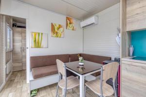 un pequeño comedor con mesa y sillas en Rooftop Home With Whirlpool & Sauna en Trebnje