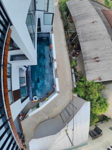uma vista superior de uma piscina num edifício em The Dragon Villa Hoi An em Hoi An
