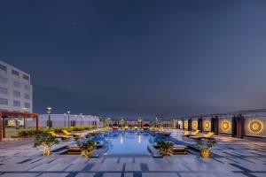 Bazén v ubytování Novotel Jaipur Convention Centre nebo v jeho okolí