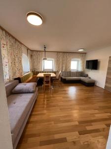 sala de estar con sofá y mesa en Meranerhof en Julbach