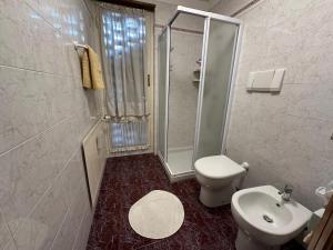 a bathroom with a toilet and a shower and a sink at Villa Yemaya - camera con bagno privato in Casarsa della Delizia