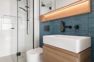 Un baño con lavabo, ducha e inodoro. en Urban Rest Richmond Swan Street, en Melbourne 30 fotos más