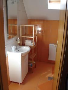 y baño con lavabo y espejo. en Apartment Veduta en Bovec