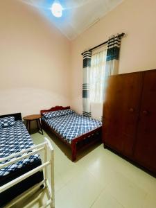 a bedroom with two beds and a window at Vista Valley Villa in Talawakele