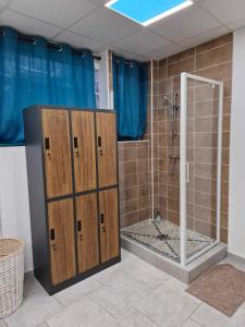 Et badeværelse på Blue Lagoon Spas Montauban