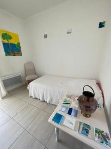 Maison à la Naronne في باندول: غرفة بها سرير وطاولة عليها وعاء الشاي