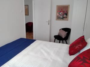 Apartman Irène tesisinde bir odada yatak veya yataklar